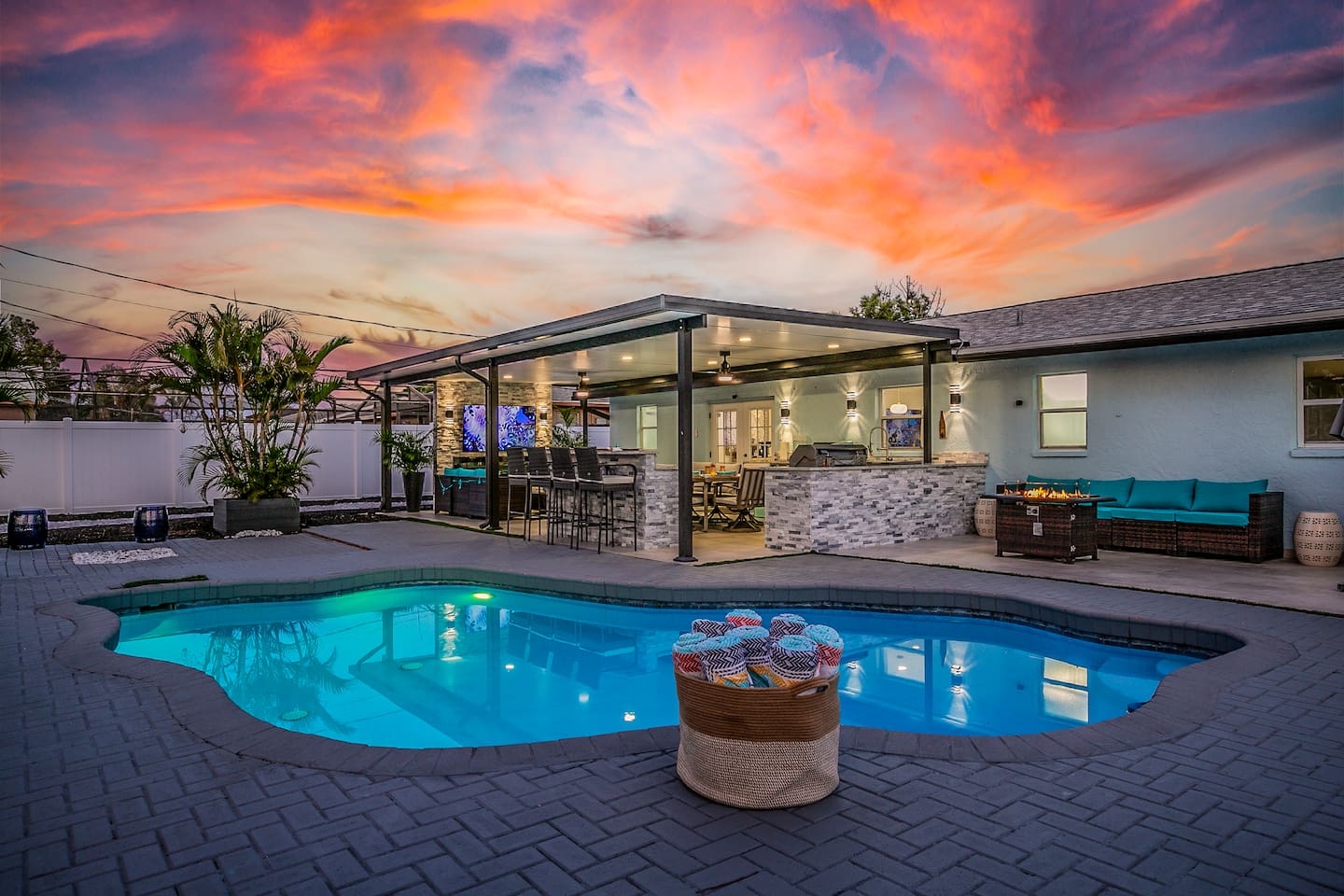 Heated Pool & Outdoor Kitchen! Close to Lido Beach