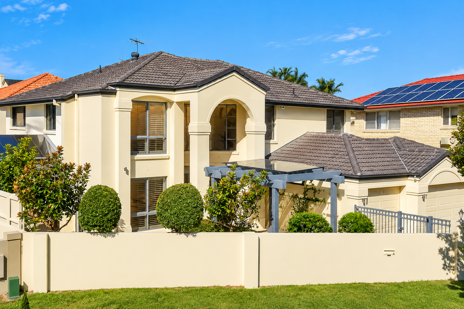 Prestige Suburban Manor Near Shops & Eats