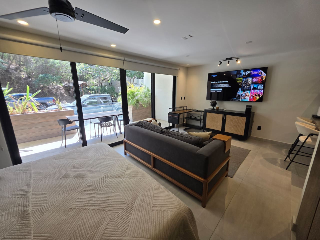 Ample studio steps from Santa Cruz beach