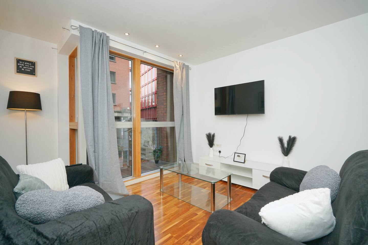 Premium 2-Bed Retreat | Piccadilly & Oxford Rd Stn
