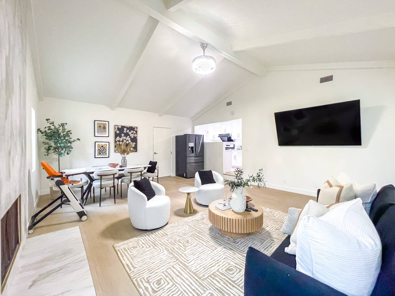 Stylish 4BR – 2 Living Rooms & 3 King Beds