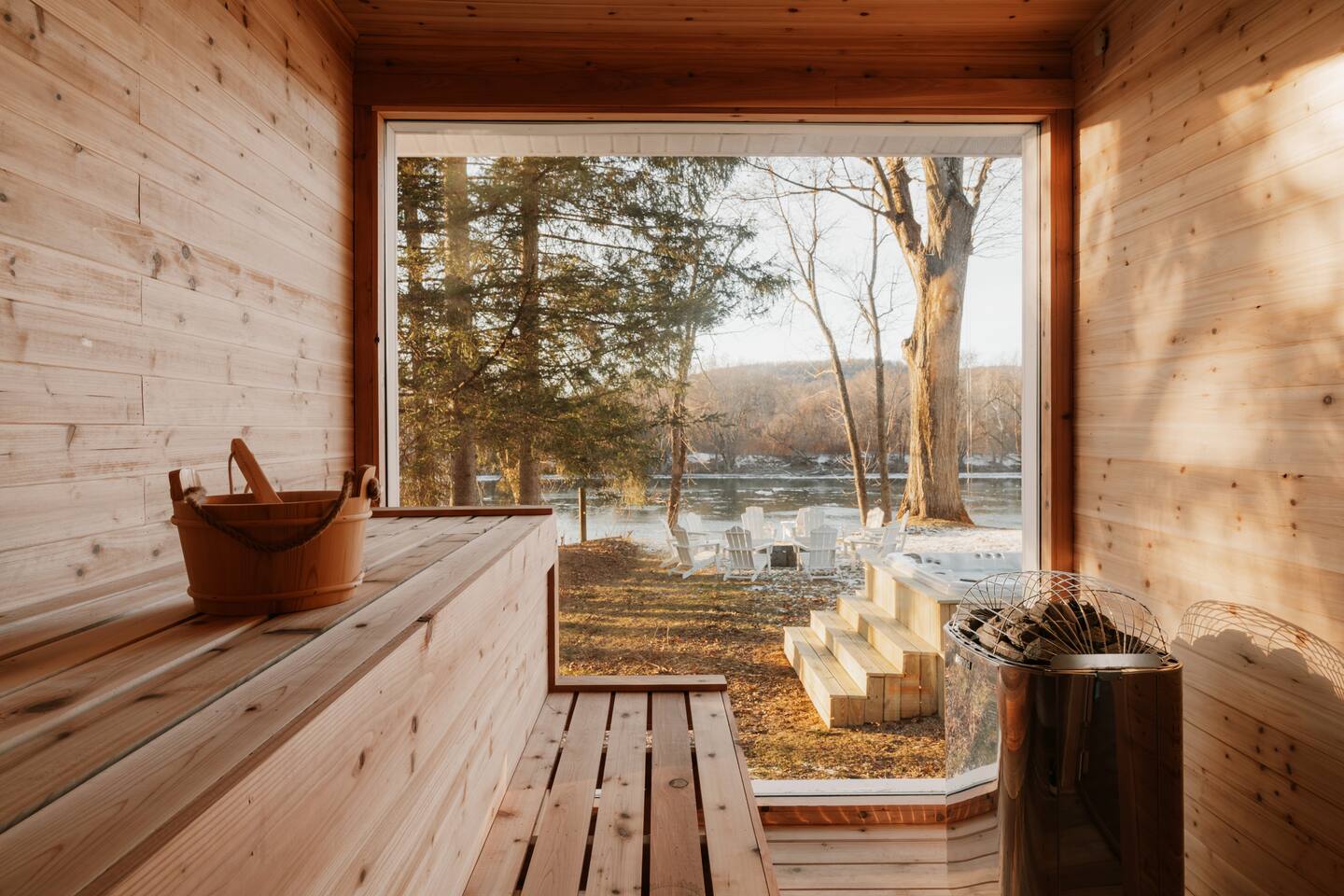 Riverfront Luxury: Hot Tub, Sauna & Gym
