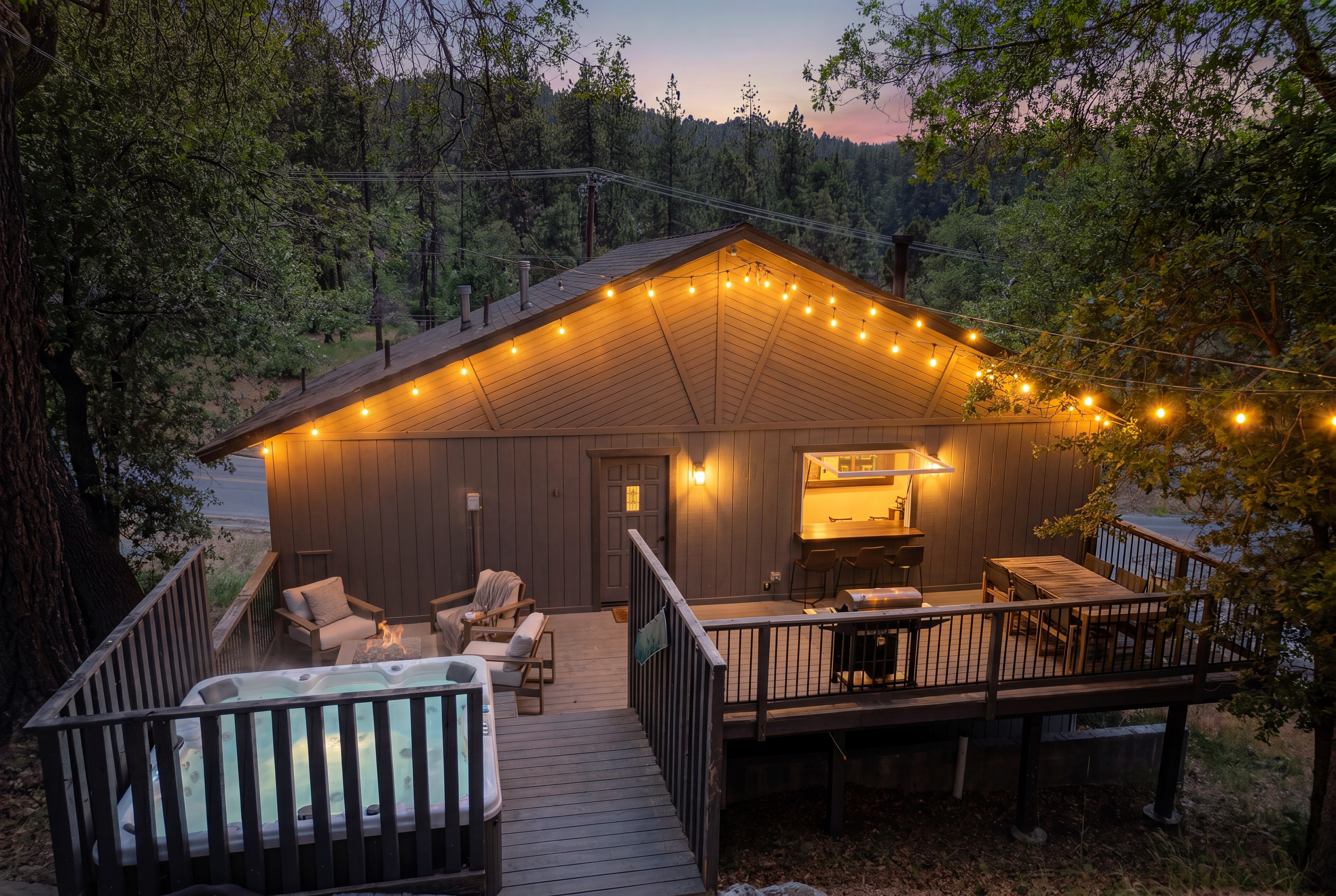 Slopes N' Greens: NEW Hot Tub | Walk to Zoo & Golf | Firepit | 3BR