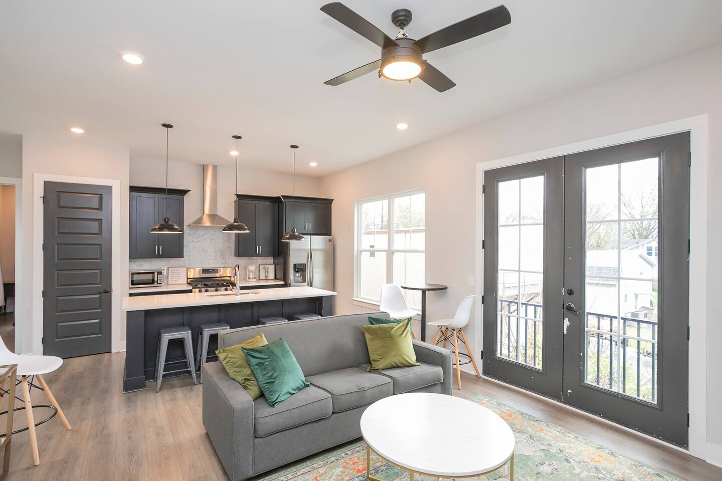 Bright Boutique Stay 3bd w Parking 6mi from DT!