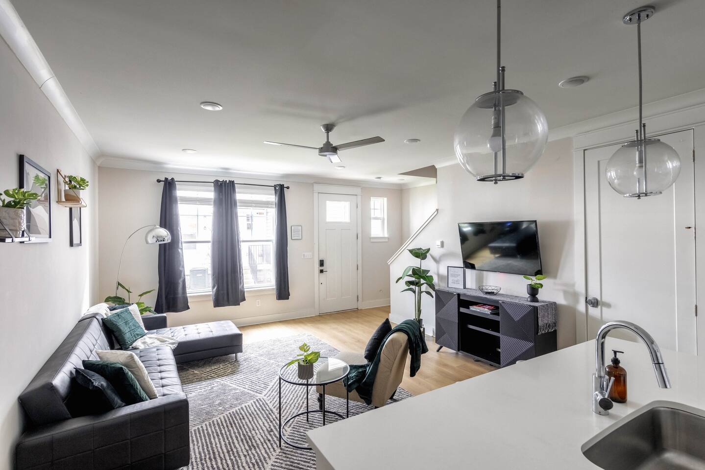 Chic + Modern 2bd Townhome 12 min to DT! Parking!