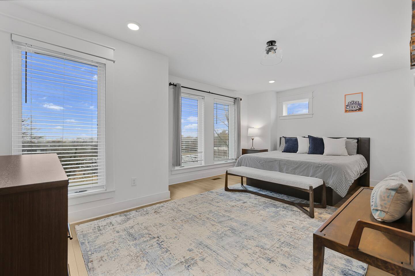 East Nash 4bd w/ Rooftop! Parking! 10 min to DT!