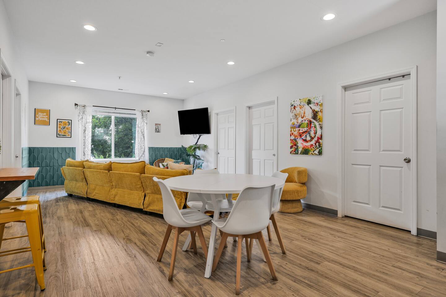 *2* Condos! Side by Side! 8mi to DT! Sleeps 18!