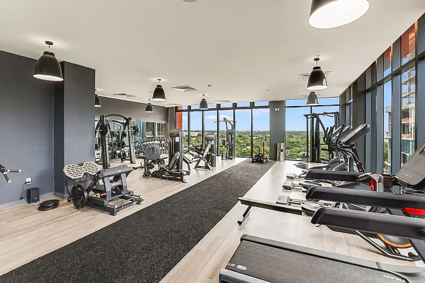 Top Floor Wynwood 2BR, 1,000 sq ft, Pool, Gym