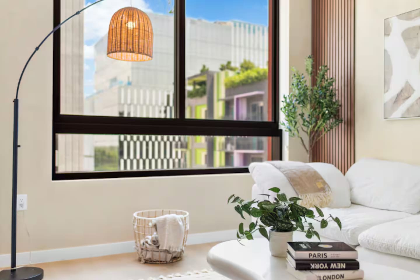 Top Floor Wynwood 2BR, 1,000 sq ft, Pool, Gym