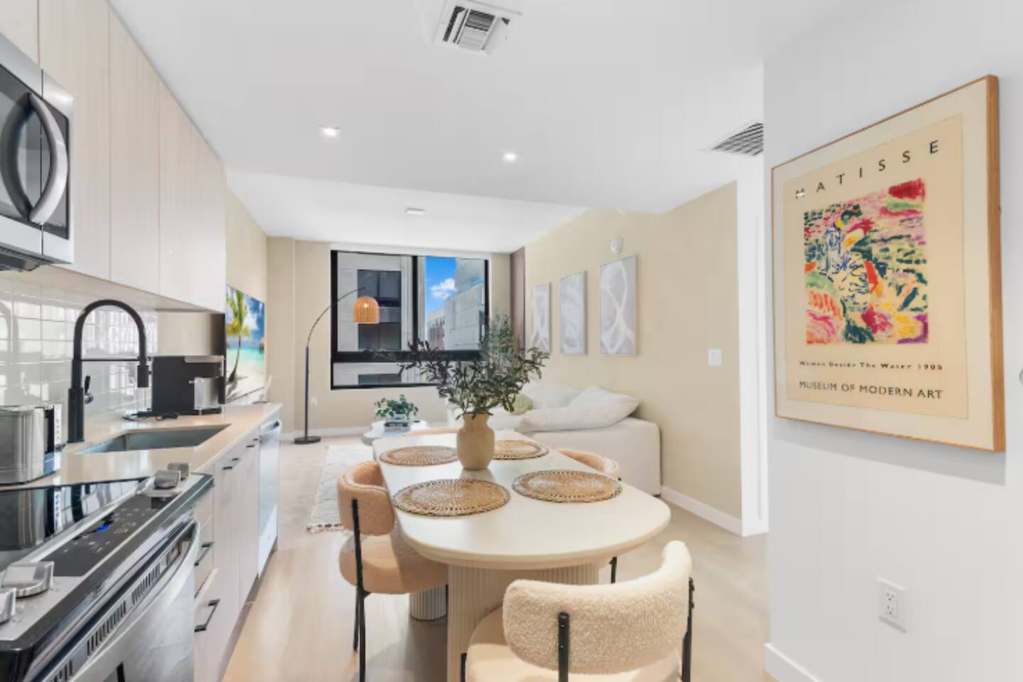 Top Floor Wynwood 2BR, 1,000 sq ft, Pool, Gym