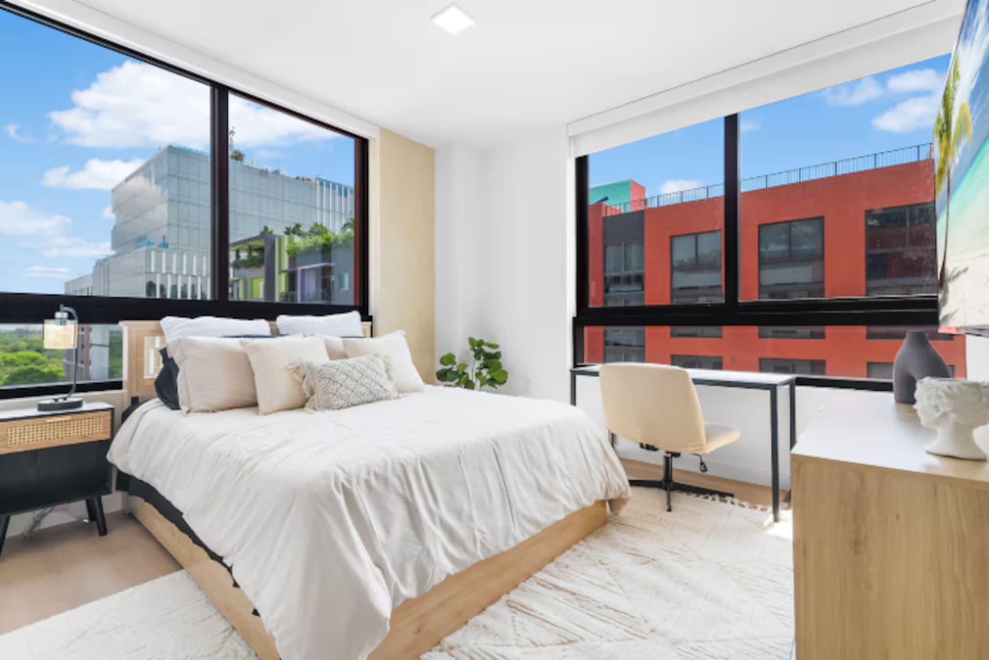 Top Floor Wynwood 2BR, 1,000 sq ft, Pool, Gym