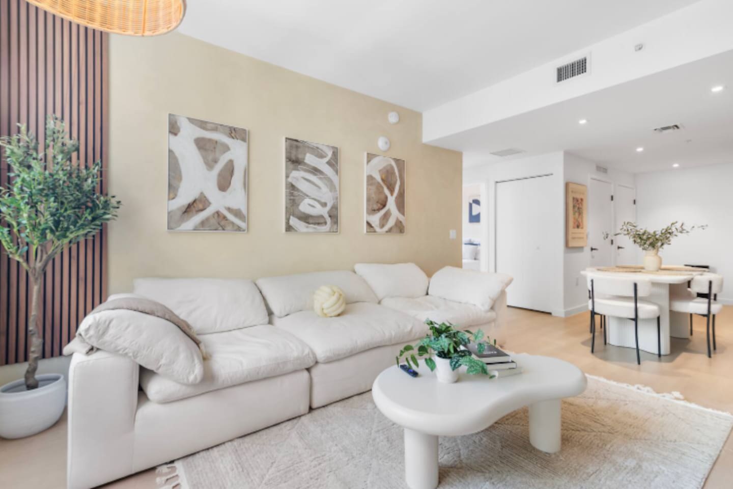 Top Floor Wynwood 2BR, 1,000 sq ft, Pool, Gym