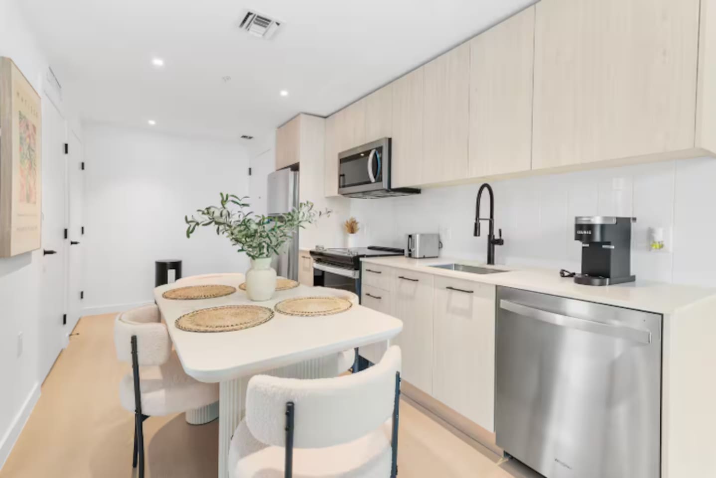Top Floor Wynwood 2BR, 1,000 sq ft, Pool, Gym