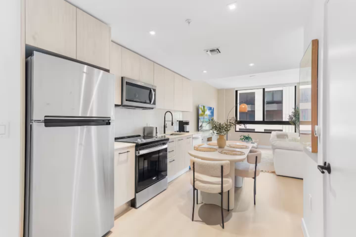 Top Floor Wynwood 2BR, 1,000 sq ft, Pool, Gym