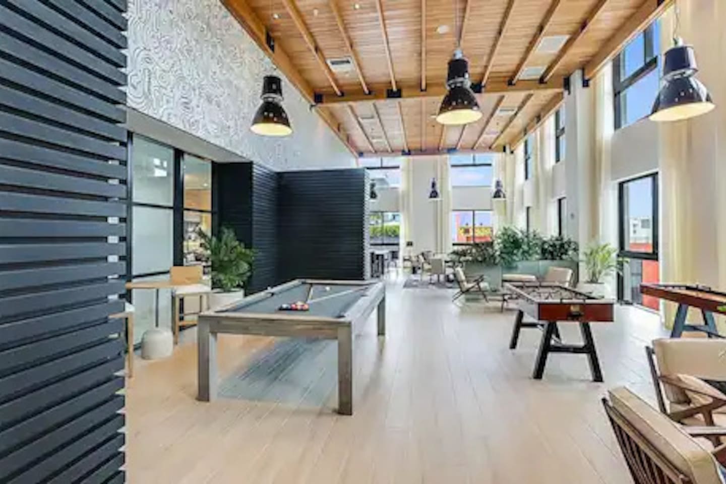 Top Floor Wynwood 2BR, 1,000 sq ft, Pool, Gym