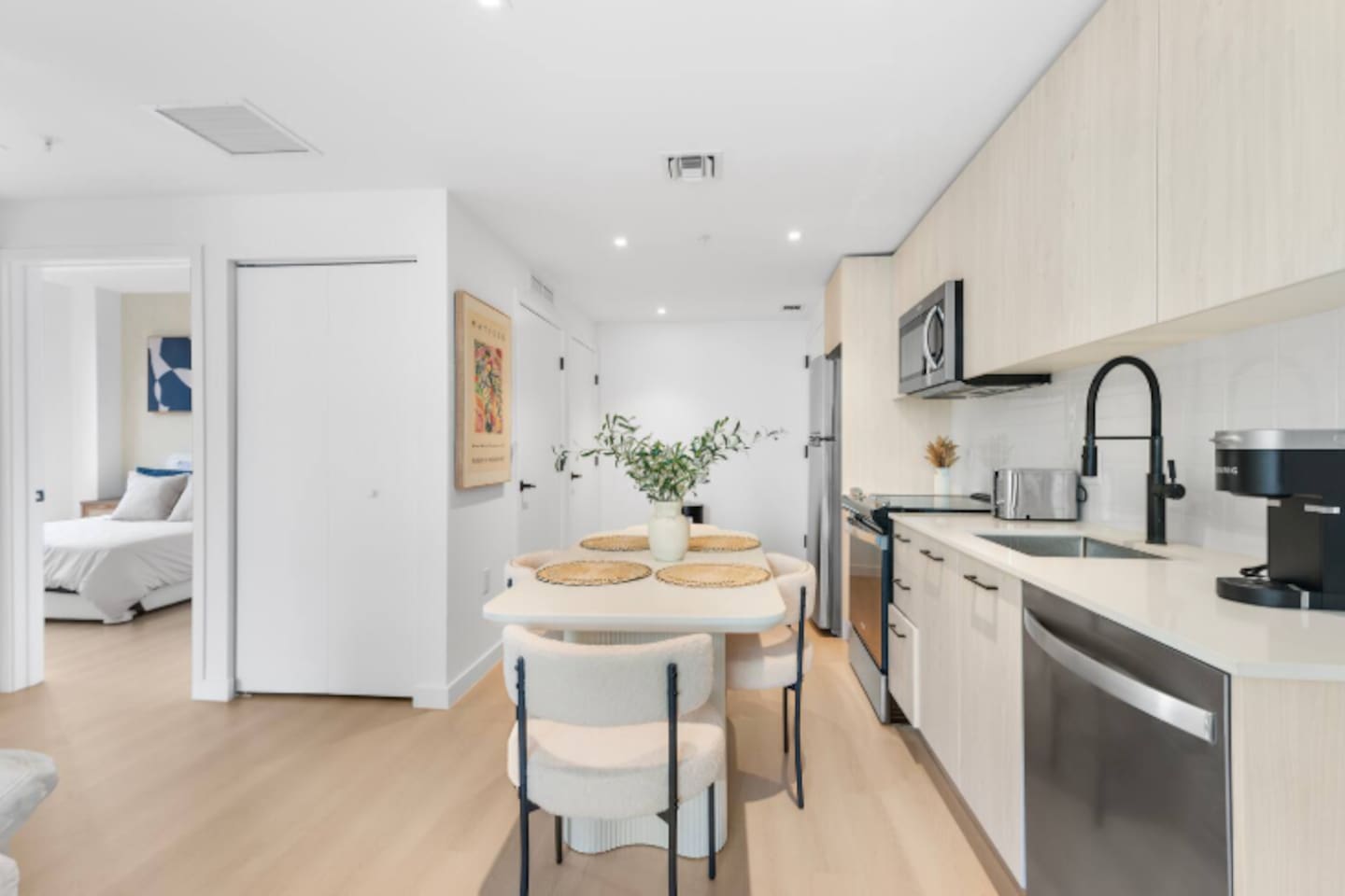 Top Floor Wynwood 2BR, 1,000 sq ft, Pool, Gym