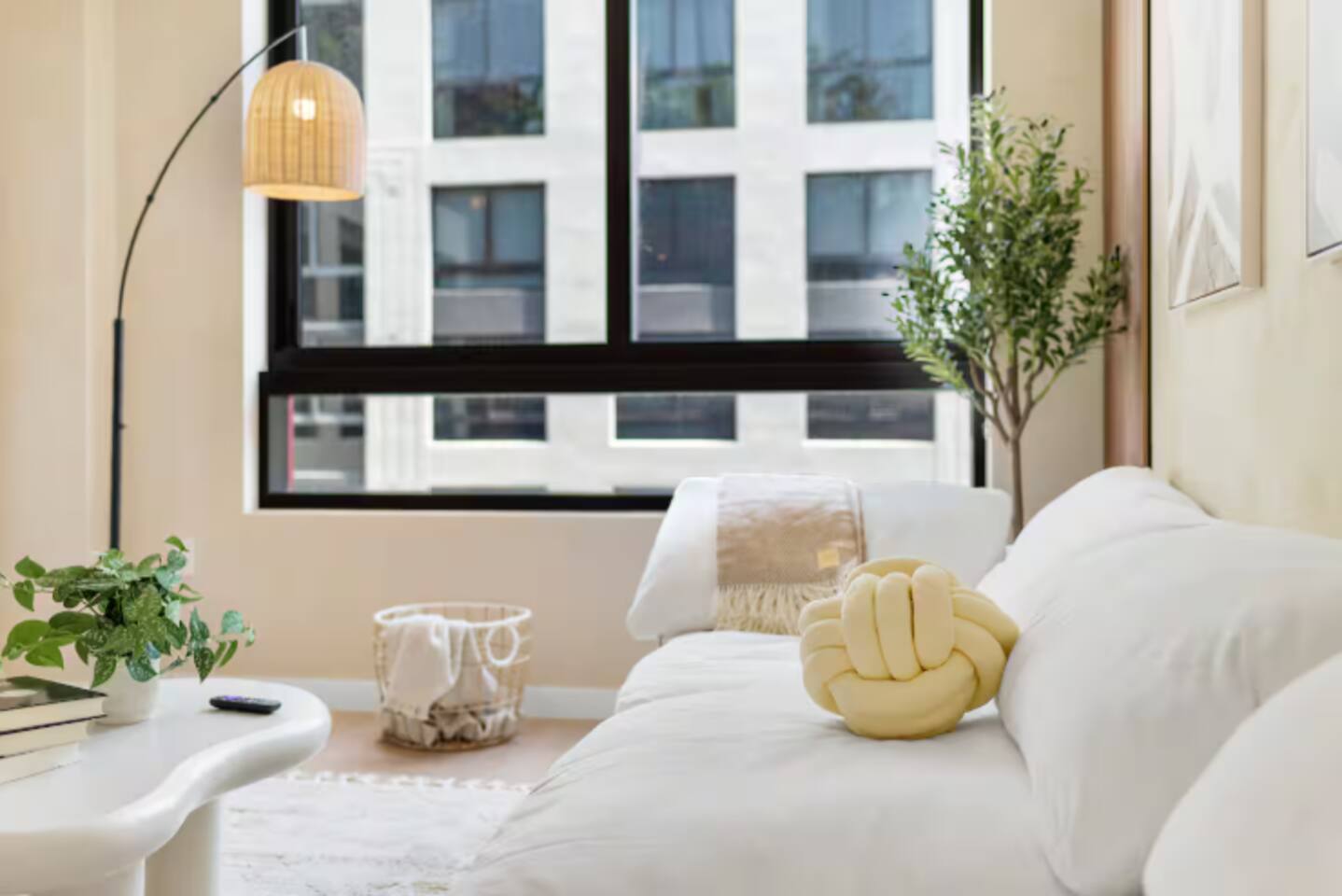 Top Floor Wynwood 2BR, 1,000 sq ft, Pool, Gym