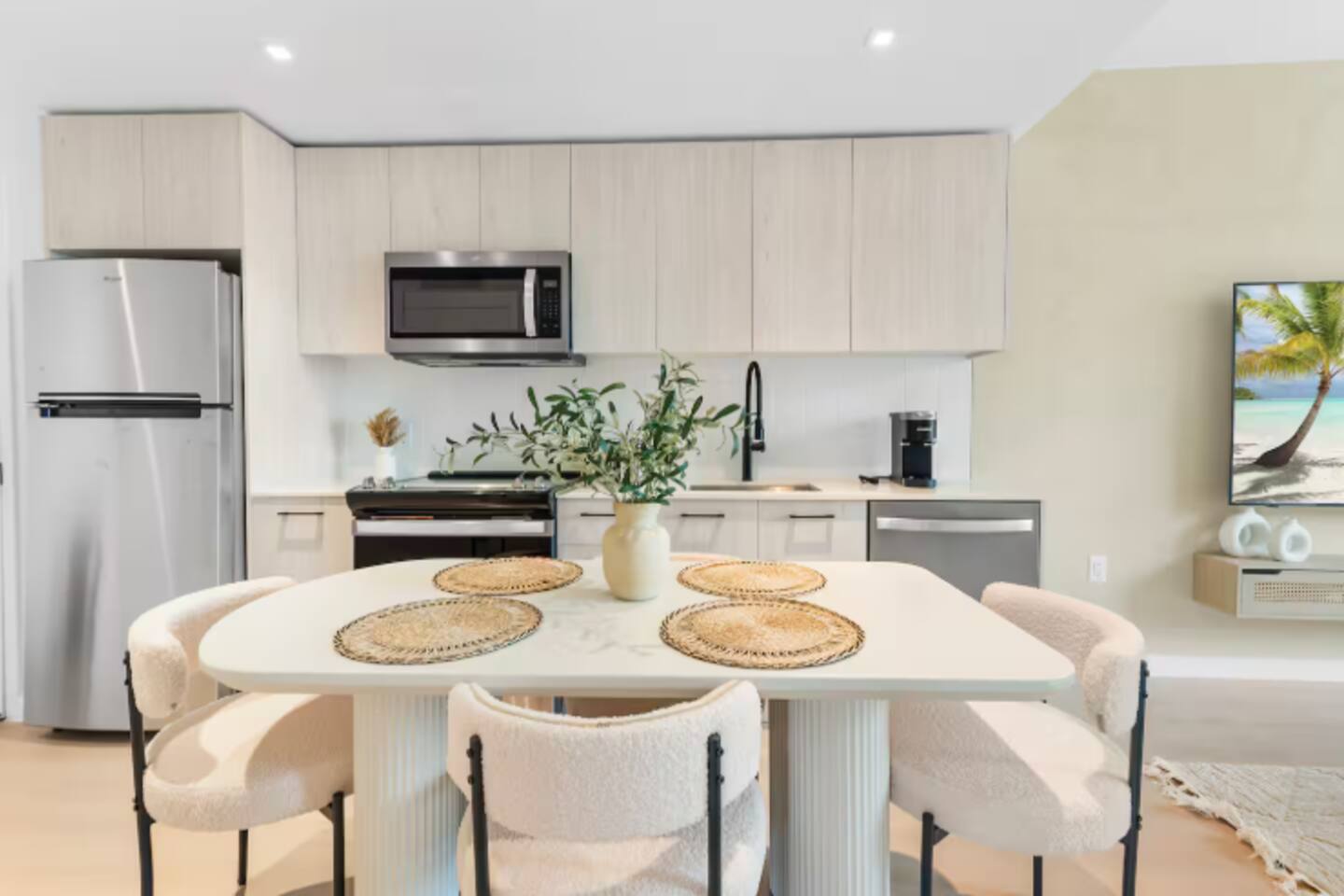 Top Floor Wynwood 2BR, 1,000 sq ft, Pool, Gym