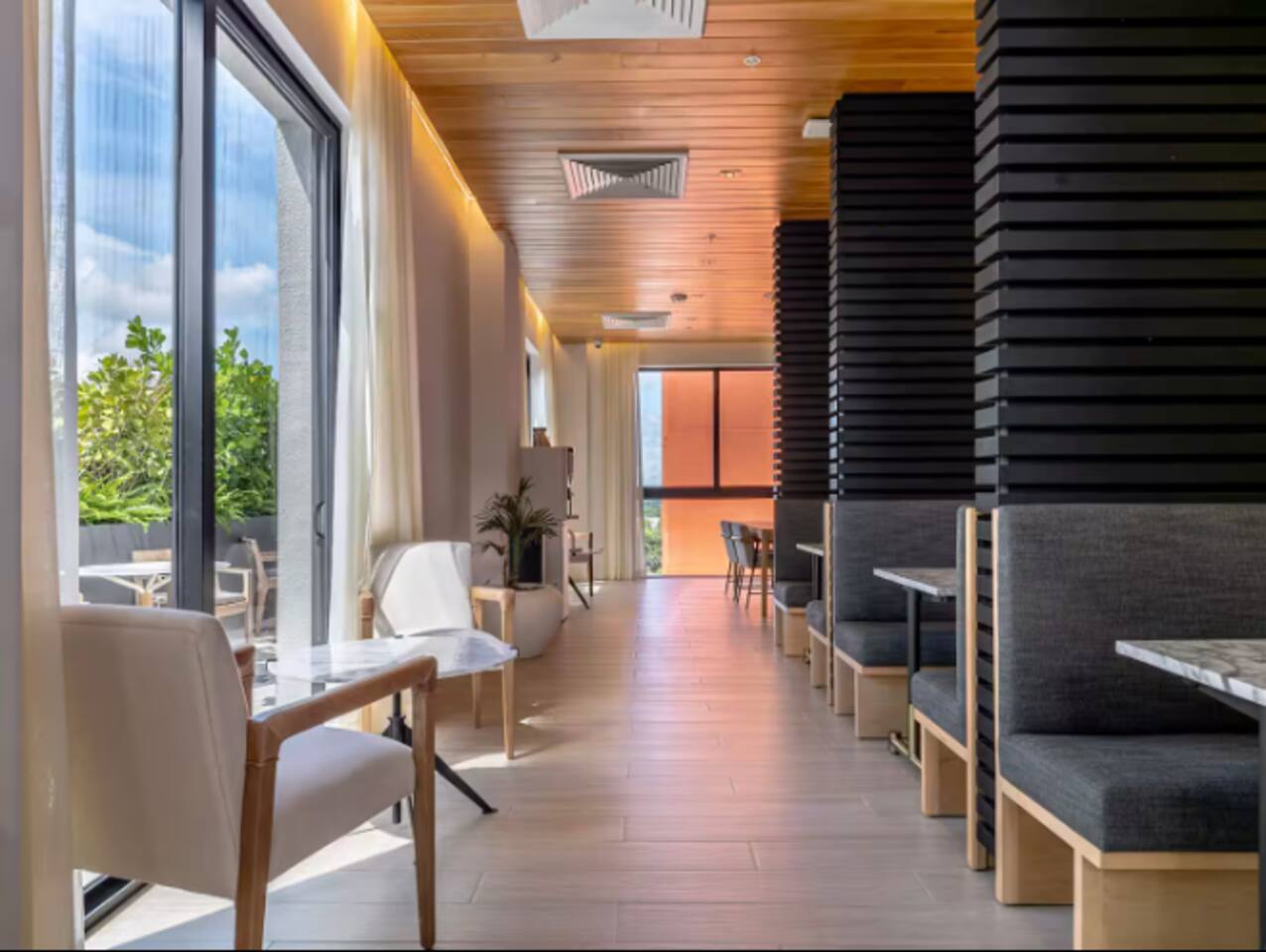 Top Floor Wynwood 2BR, 1,000 sq ft, Pool, Gym