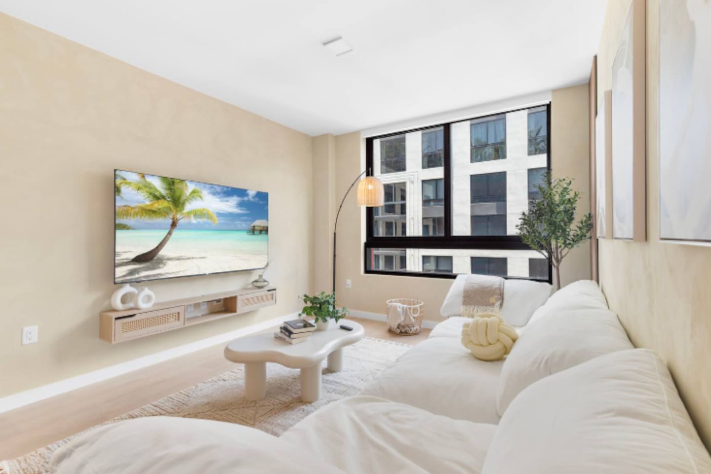 Top Floor Wynwood 2BR, 1,000 sq ft, Pool, Gym
