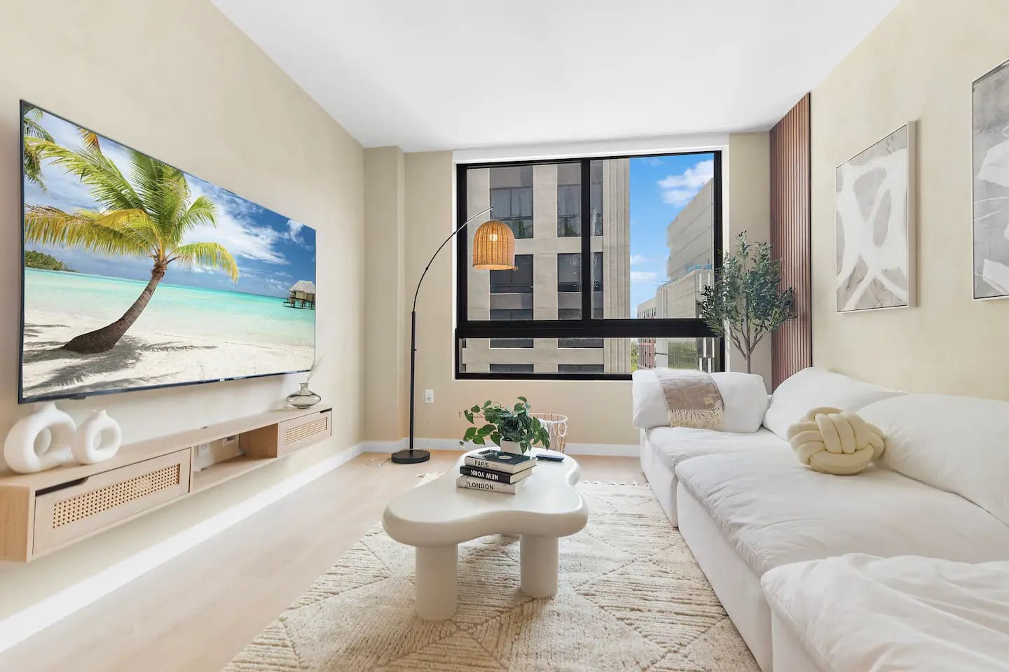 Top Floor Wynwood 2BR, 1,000 sq ft, Pool, Gym