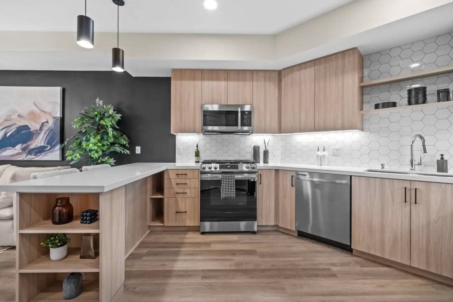 Monthly Balcony 1BR 4 Min to John Wayne Airport