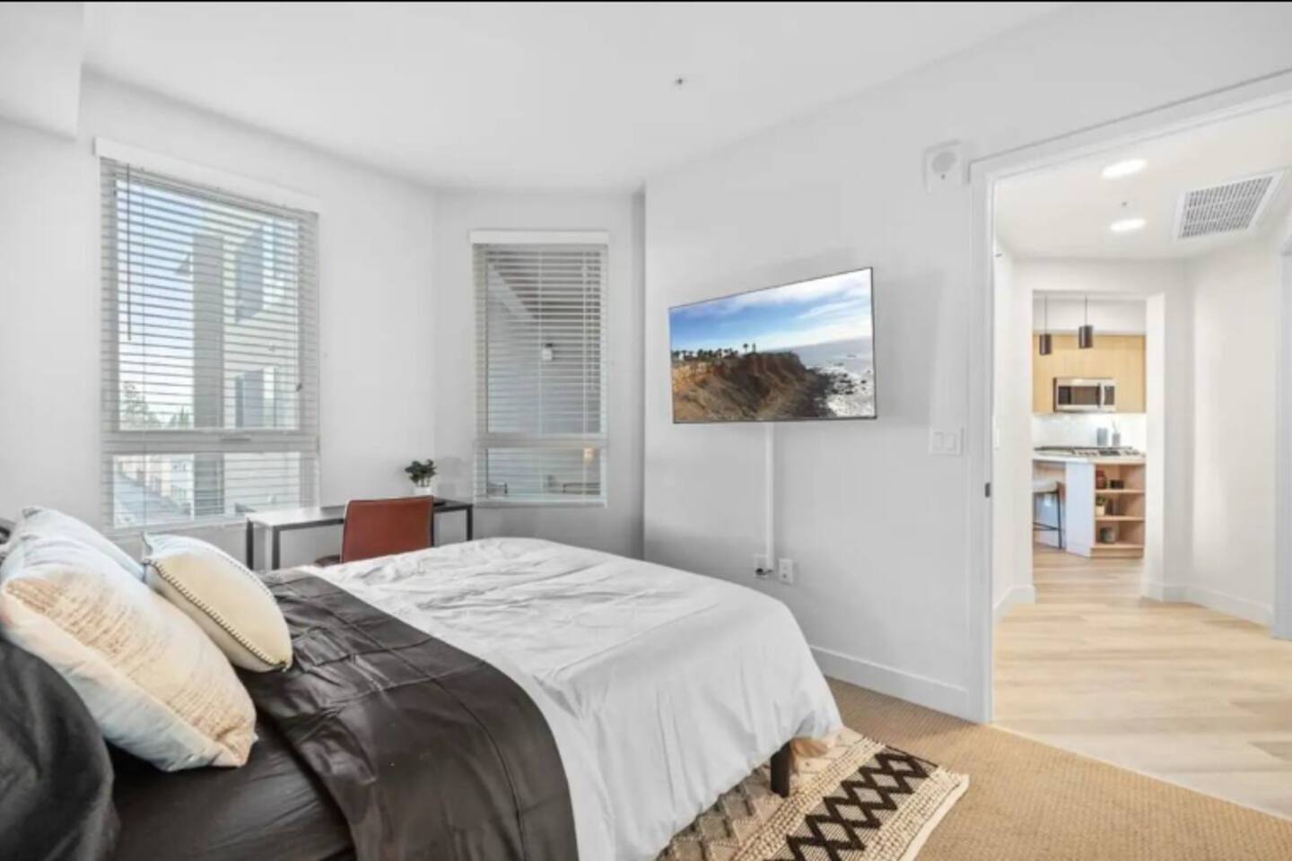 Monthly Balcony 1BR 4 Min to John Wayne Airport