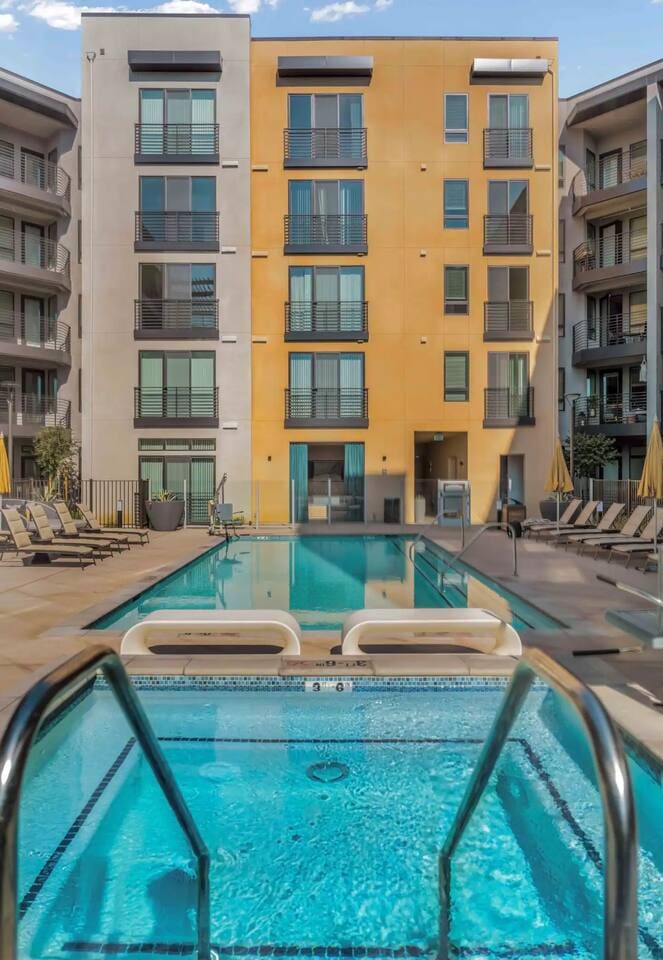 Monthly Balcony 1BR 4 Min to John Wayne Airport