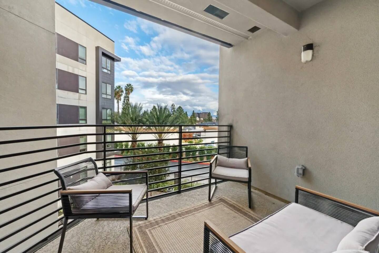 Monthly Balcony 1BR 4 Min to John Wayne Airport