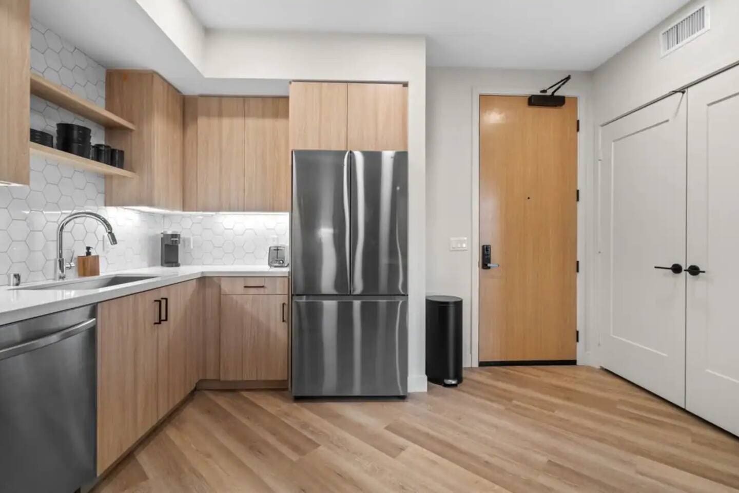 Monthly Balcony 1BR 4 Min to John Wayne Airport