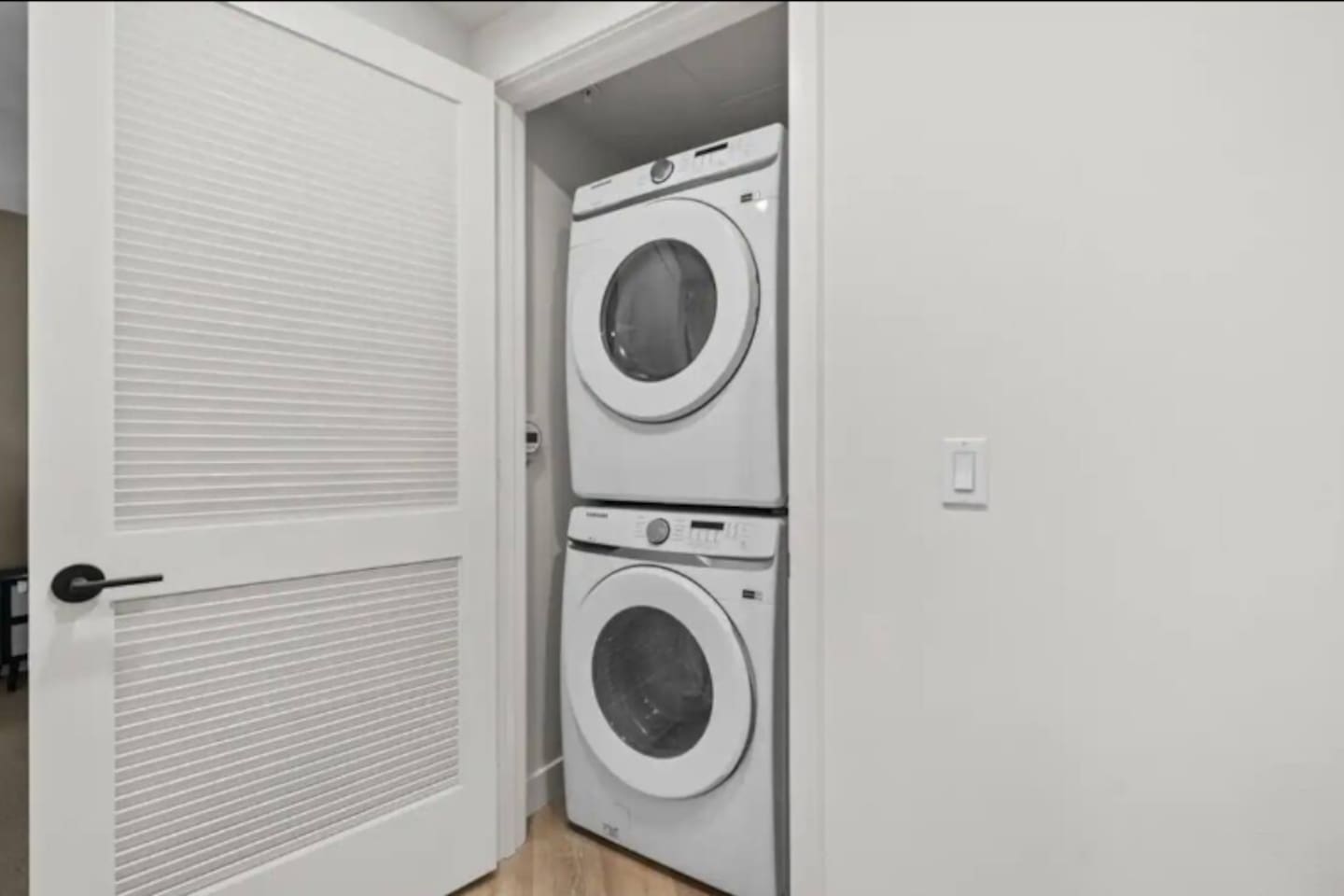 Monthly Balcony 1BR 4 Min to John Wayne Airport