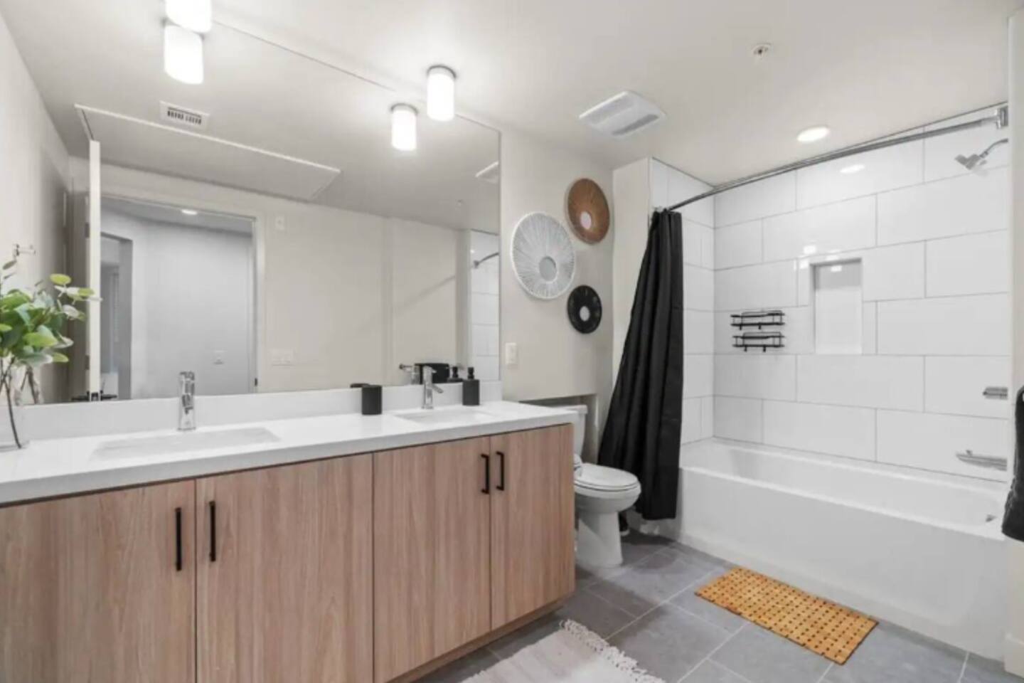 Monthly Balcony 1BR 4 Min to John Wayne Airport