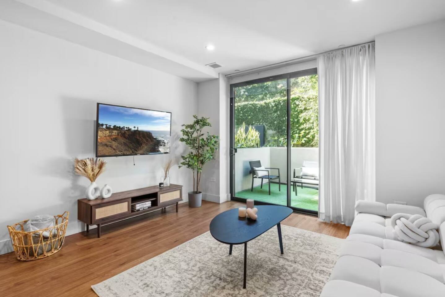 Monthly Patio 1BR near Wilshire/Vermont Metro