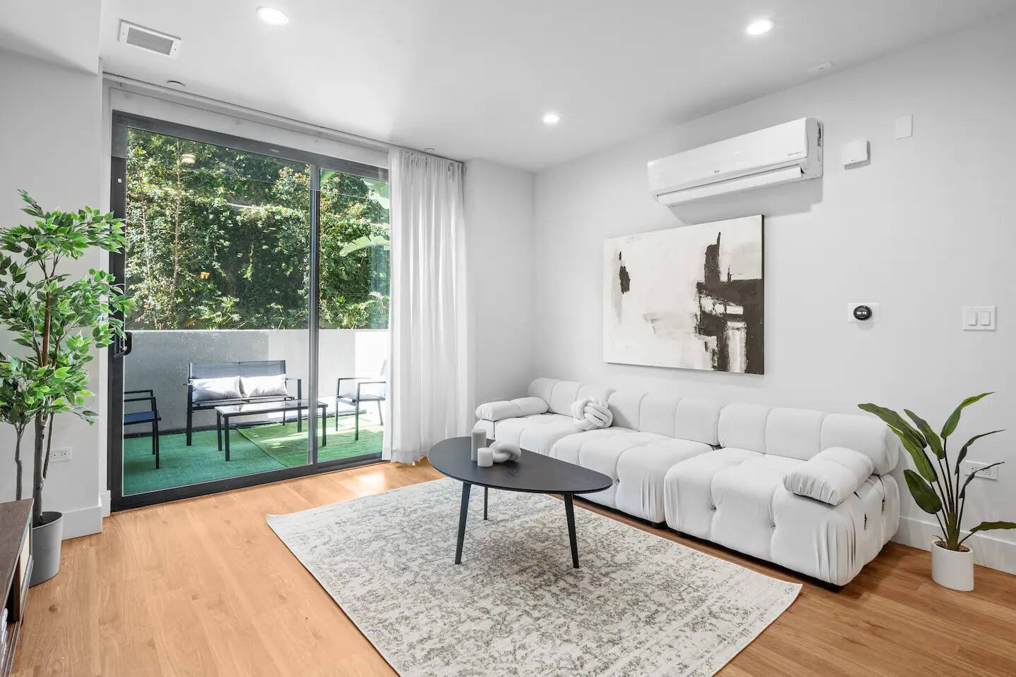 Monthly Patio 1BR near Wilshire/Vermont Metro