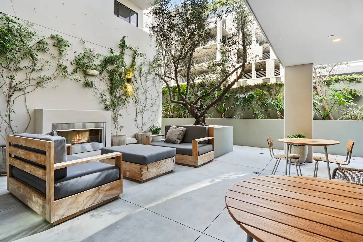 Monthly Patio 1BR near Wilshire/Vermont Metro