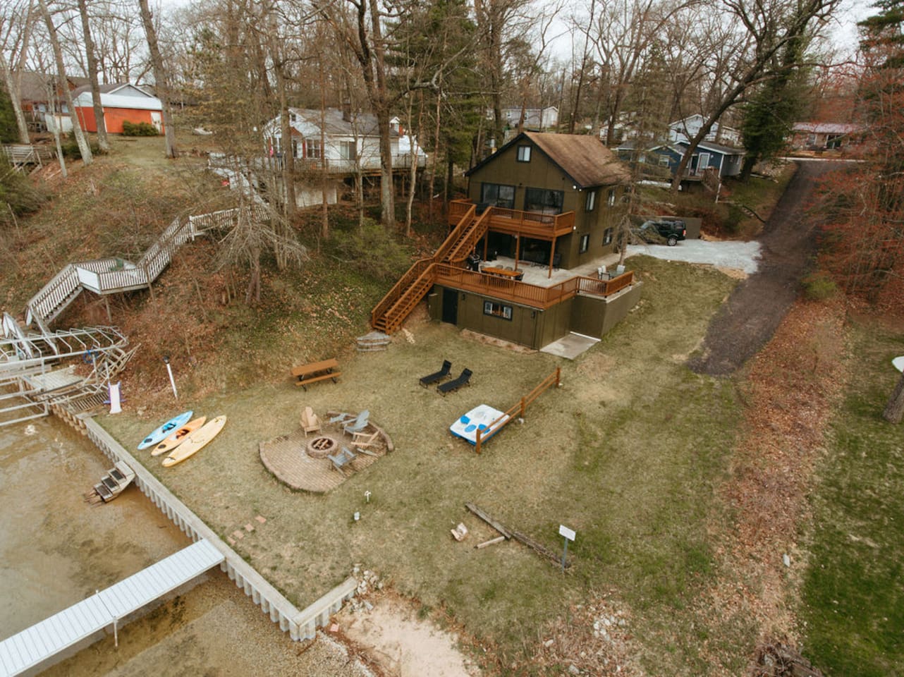 Large Lakefront Cottage w/ HotTub, Media Room