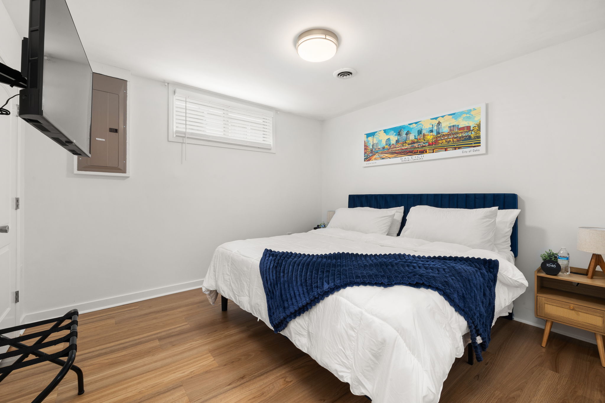 Private Basement Suite | Downtown | King Bed