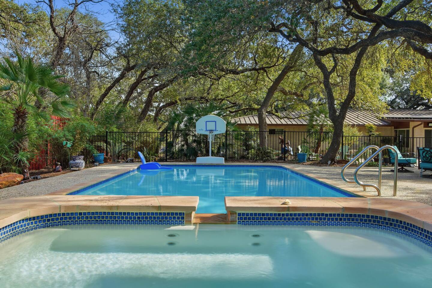 Mid-Century Retreat w/ Hot Tub & Pool - Central SA