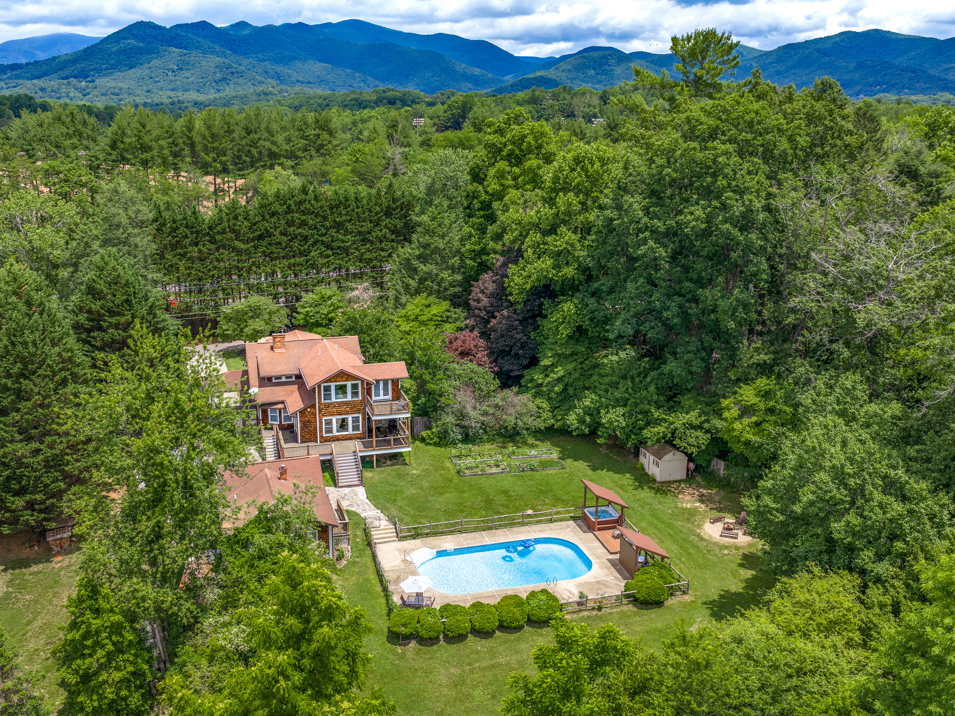 Riverside Retreat: Pool Hot Tub & Mountain Views