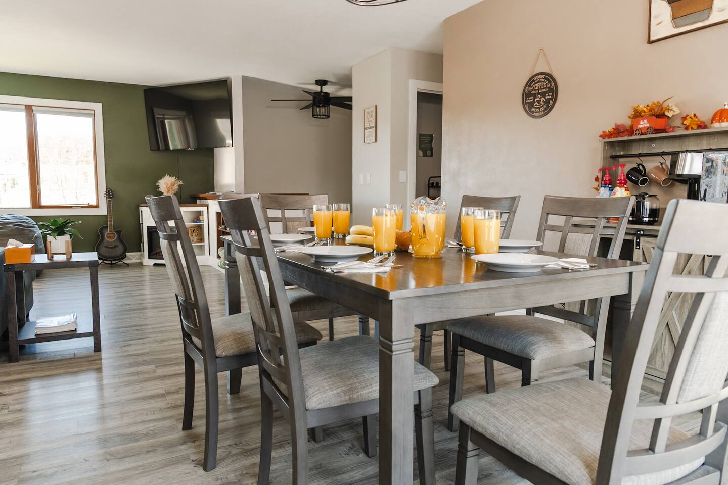 King Bedroom/Private Hot tub/Cozy Living Room - Holiday Home