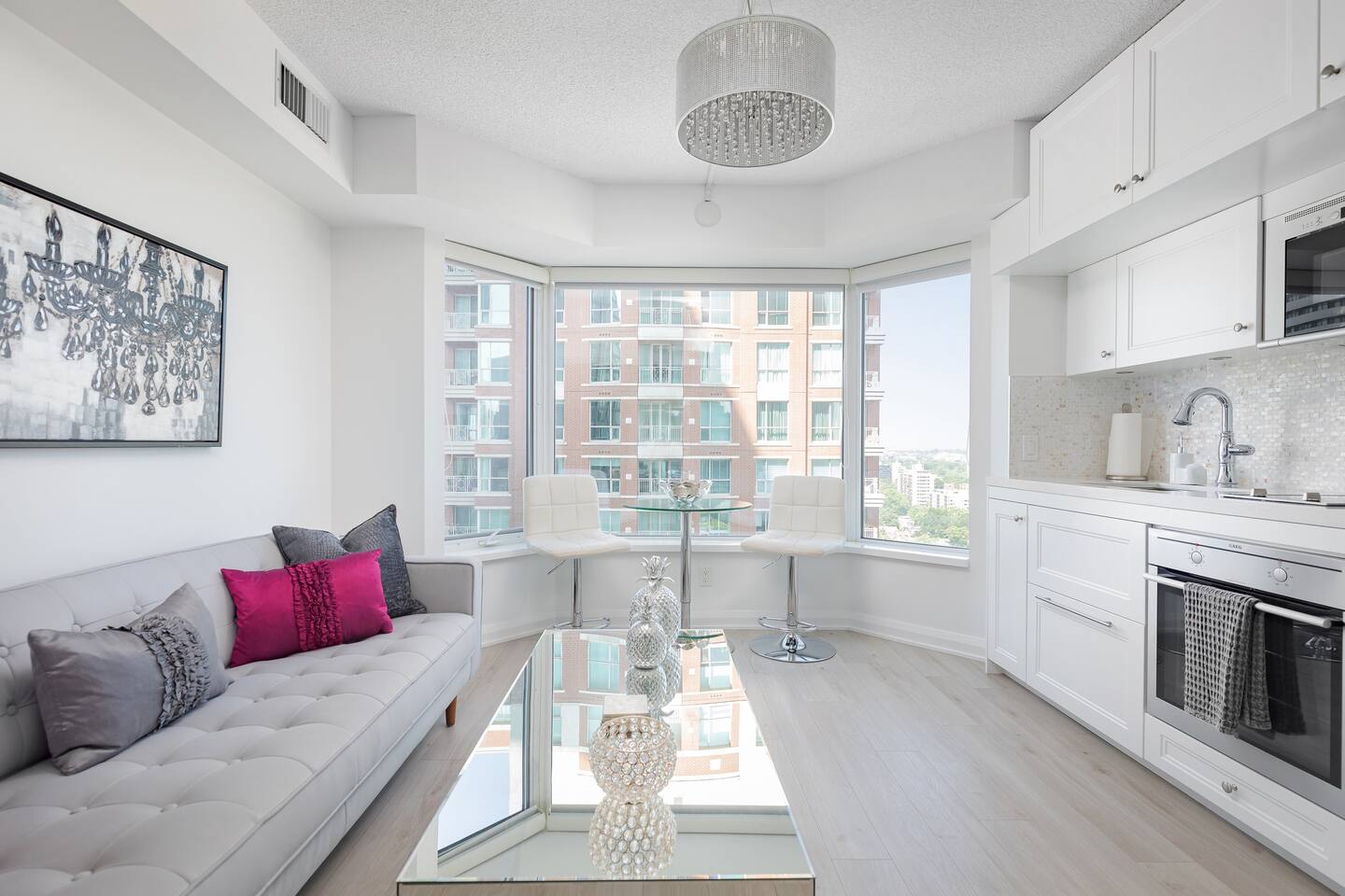 Lux Condo Heart of Yorkville