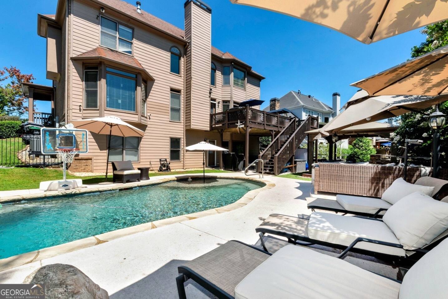 Chic One-Bedroom Haven with Gym, Pool & Hot Tub