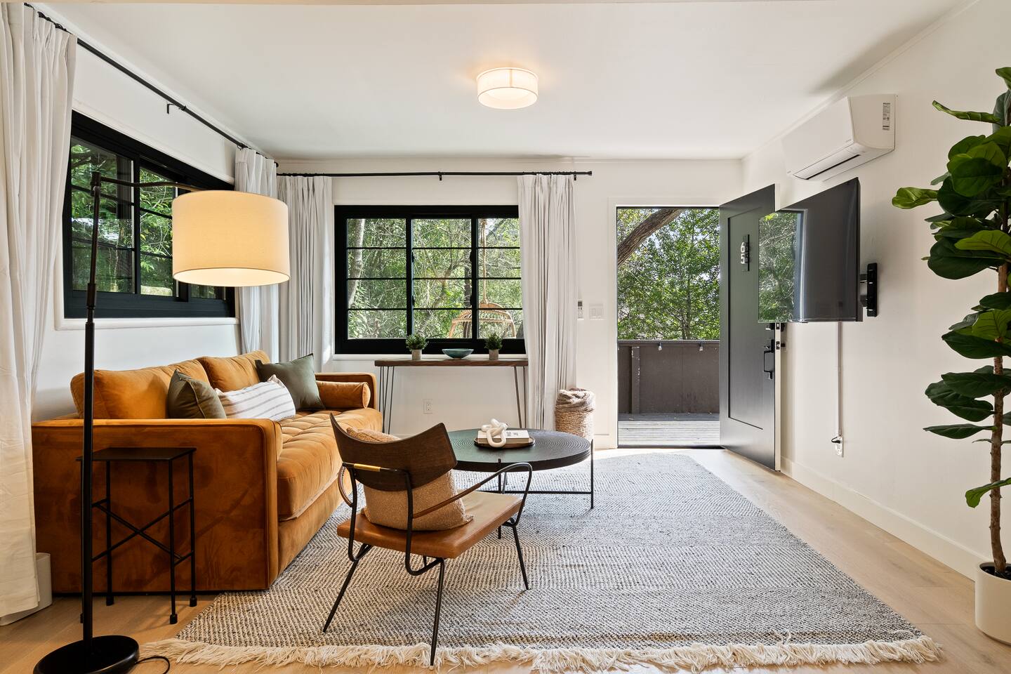 Luxe Treehouse Apt•Walk to Town•King Bed•Sleeps 4