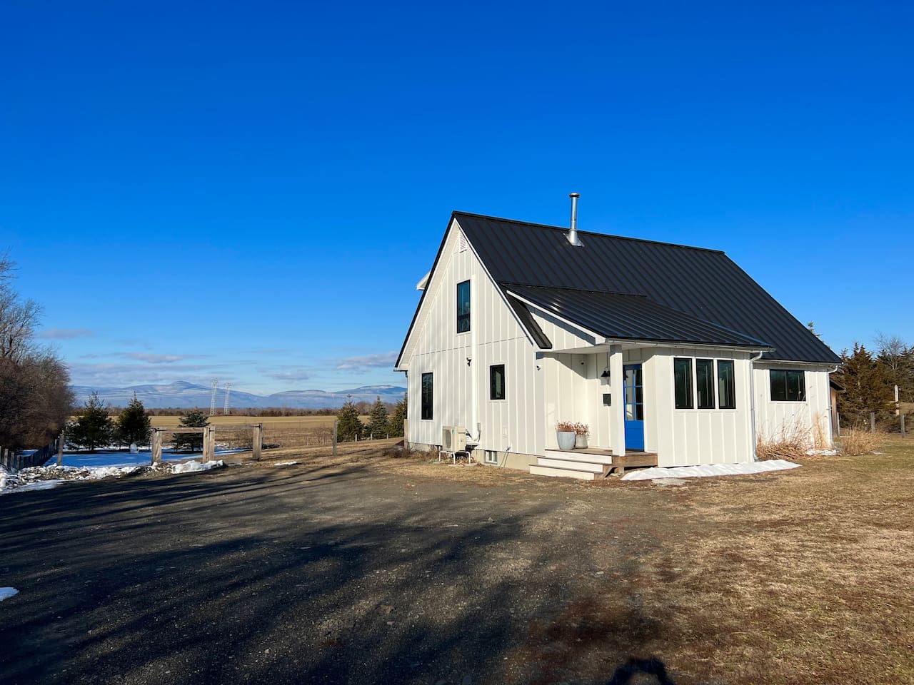 Newly Renovated - Modern - 2 Bdrms - Near Hudson