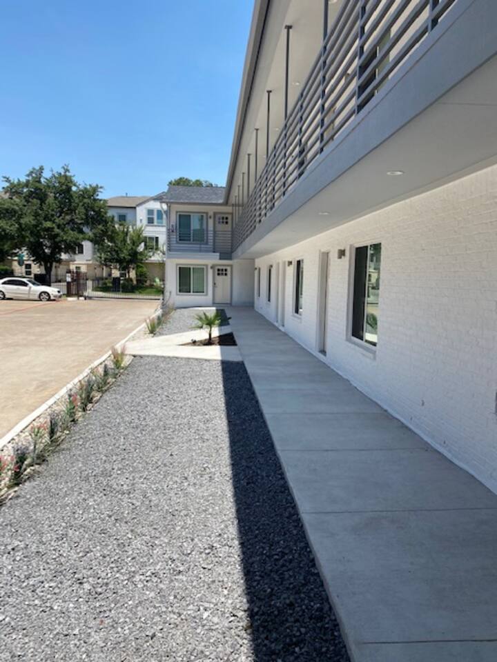 Turn-key Condo @ Knox-Henderson - Walkable & Gated