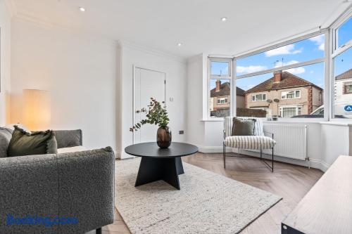 Beautiful Bedworth 4 Bd Home 2bath Parking