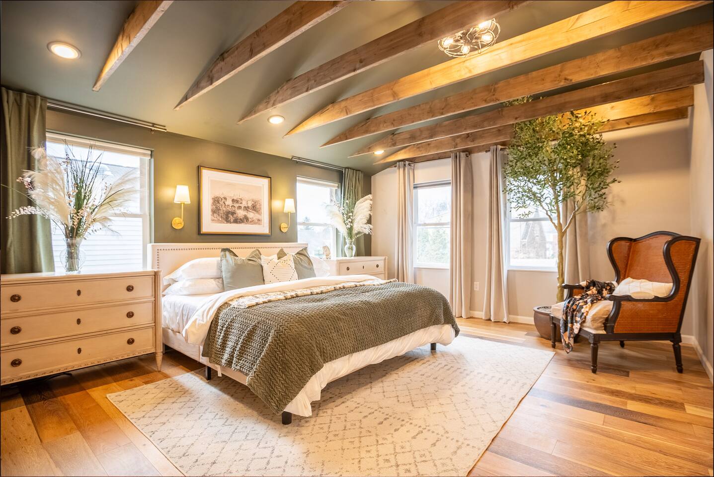 Moody Dream Stay | King + Garage + Netflix