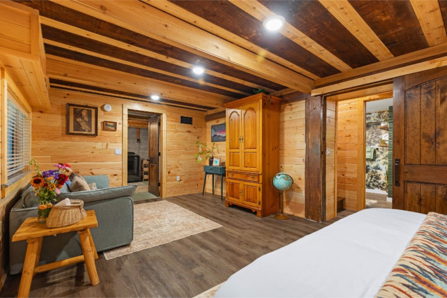 Hot Tub, Water Amenities, Lakeshore Cottage
