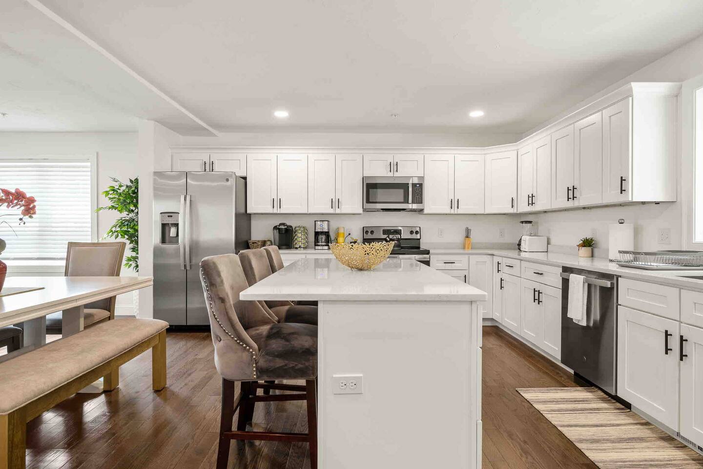 Amazing Location, 3 BR KING SUITE, Private Garage