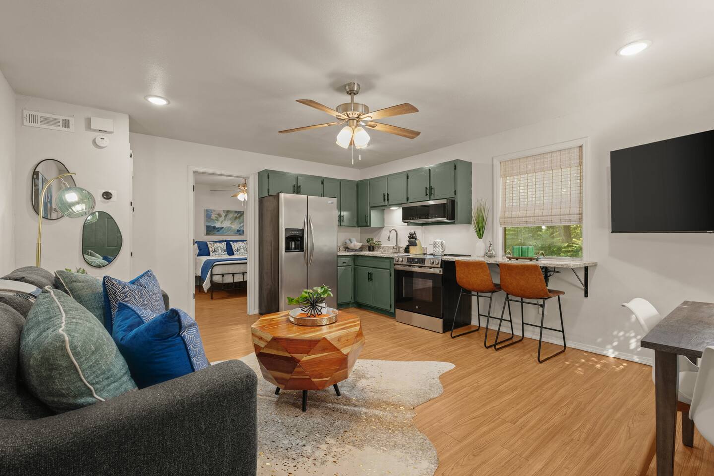 Stylish APT near DWTN Bentonville +Trails/Greenway